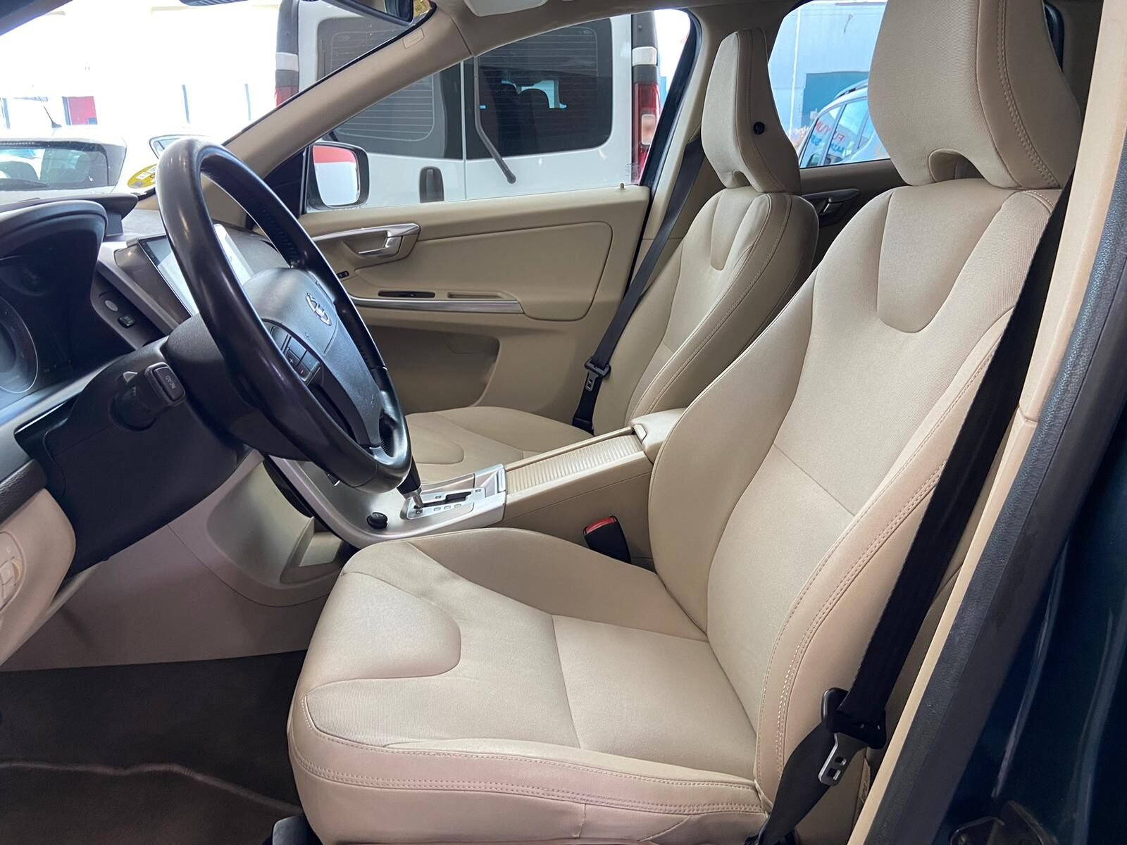 VOLVO XC60 2.4D MOMENTUM AWD